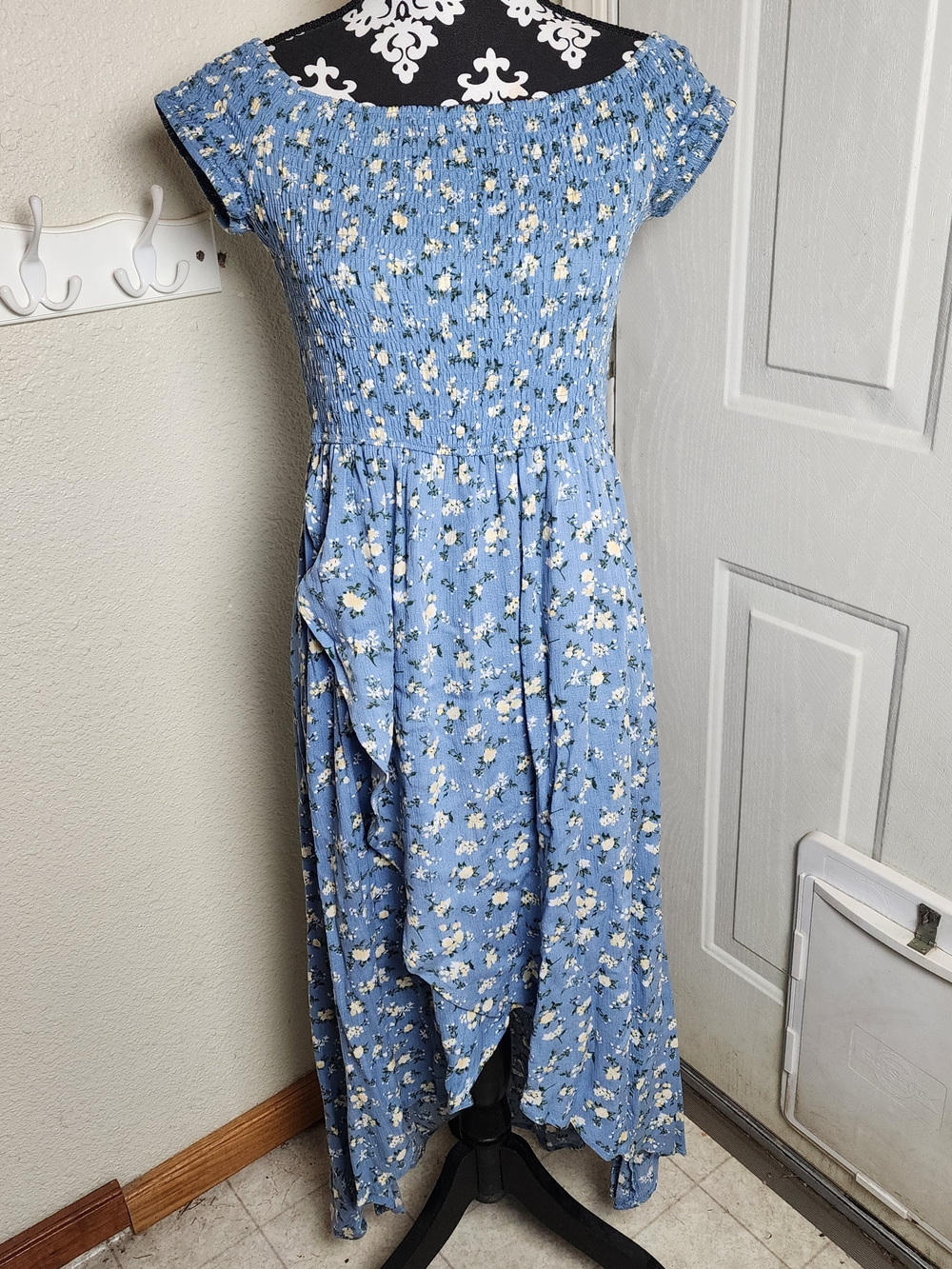Justify Floral High-low Dress in Blue & White Size Medium Like New Boho Summer